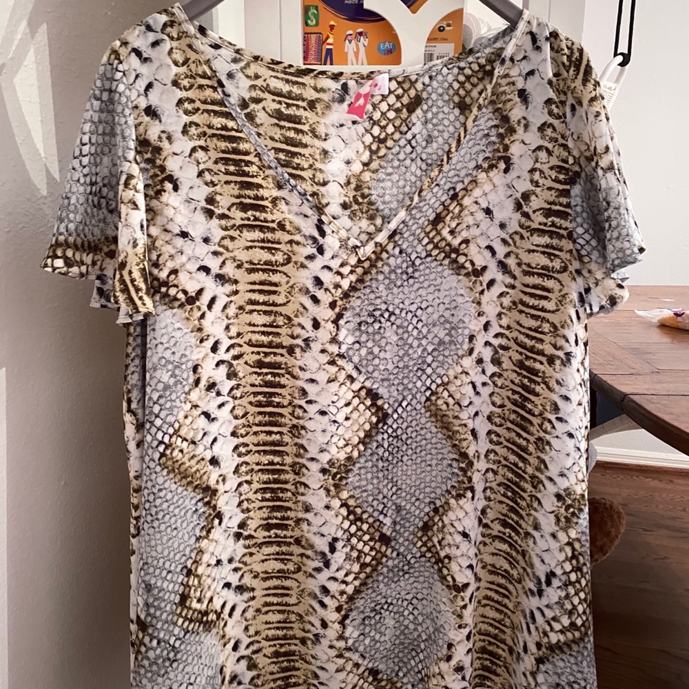v neck snake print top